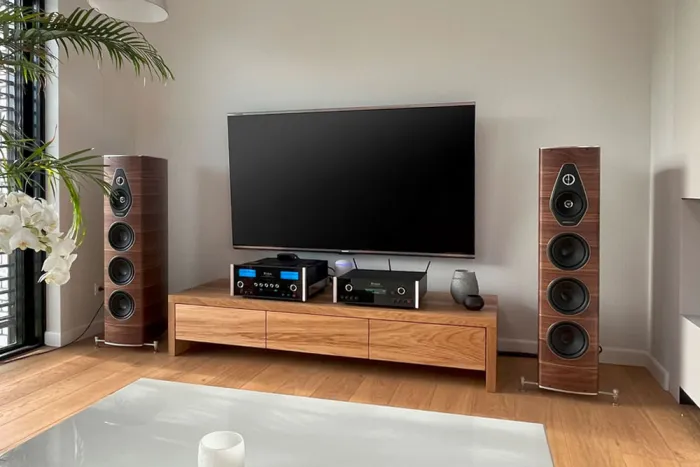 Zaawansowana instalacja systemów audio i video.